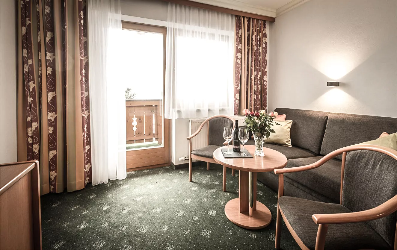 Sitzecke im Panoramazimmer im Familienhotel Rattersberghof im Salzburger Land
