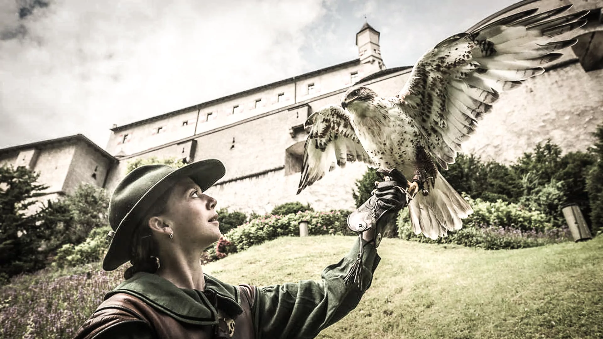 Vogelshow in der Burg Hohenwerfen das Ausflugsziel im Salzburger Land