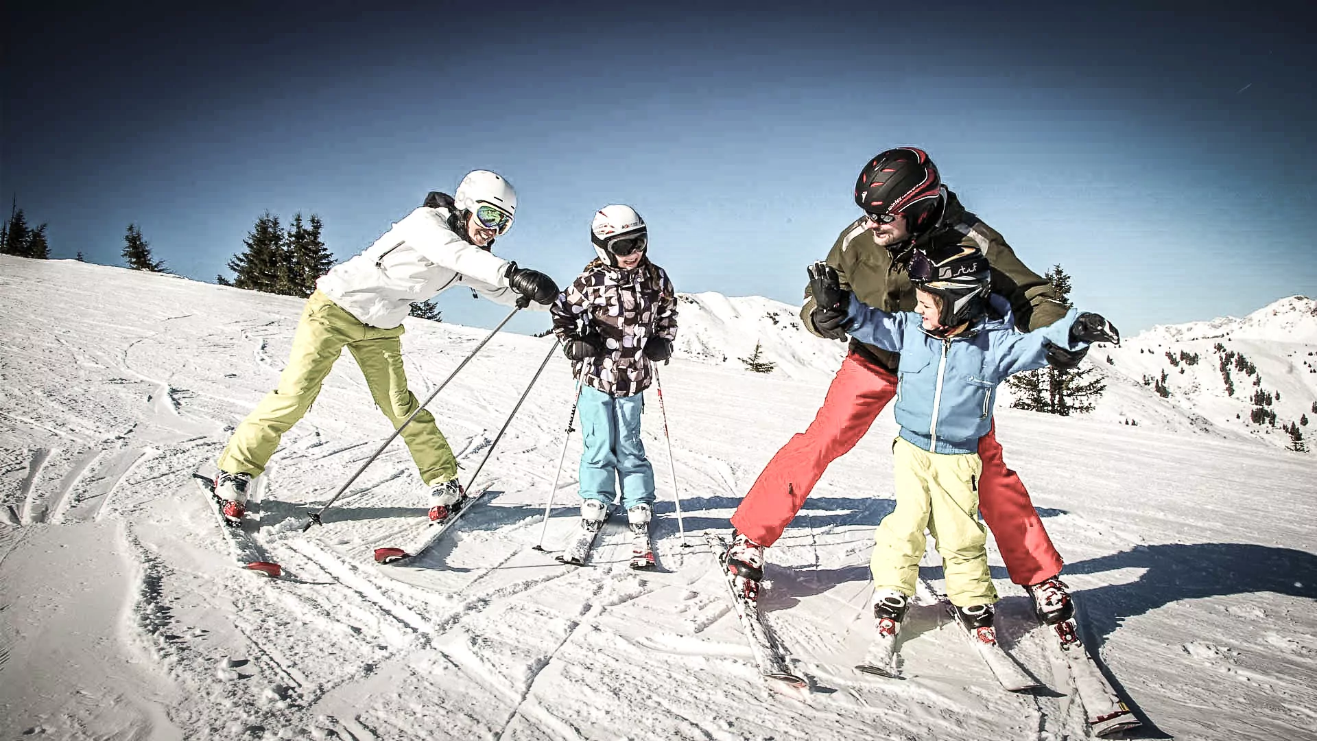 Familie beim Skifahren in Grossarl im Familienurlaub im Hotel Rattersberghof