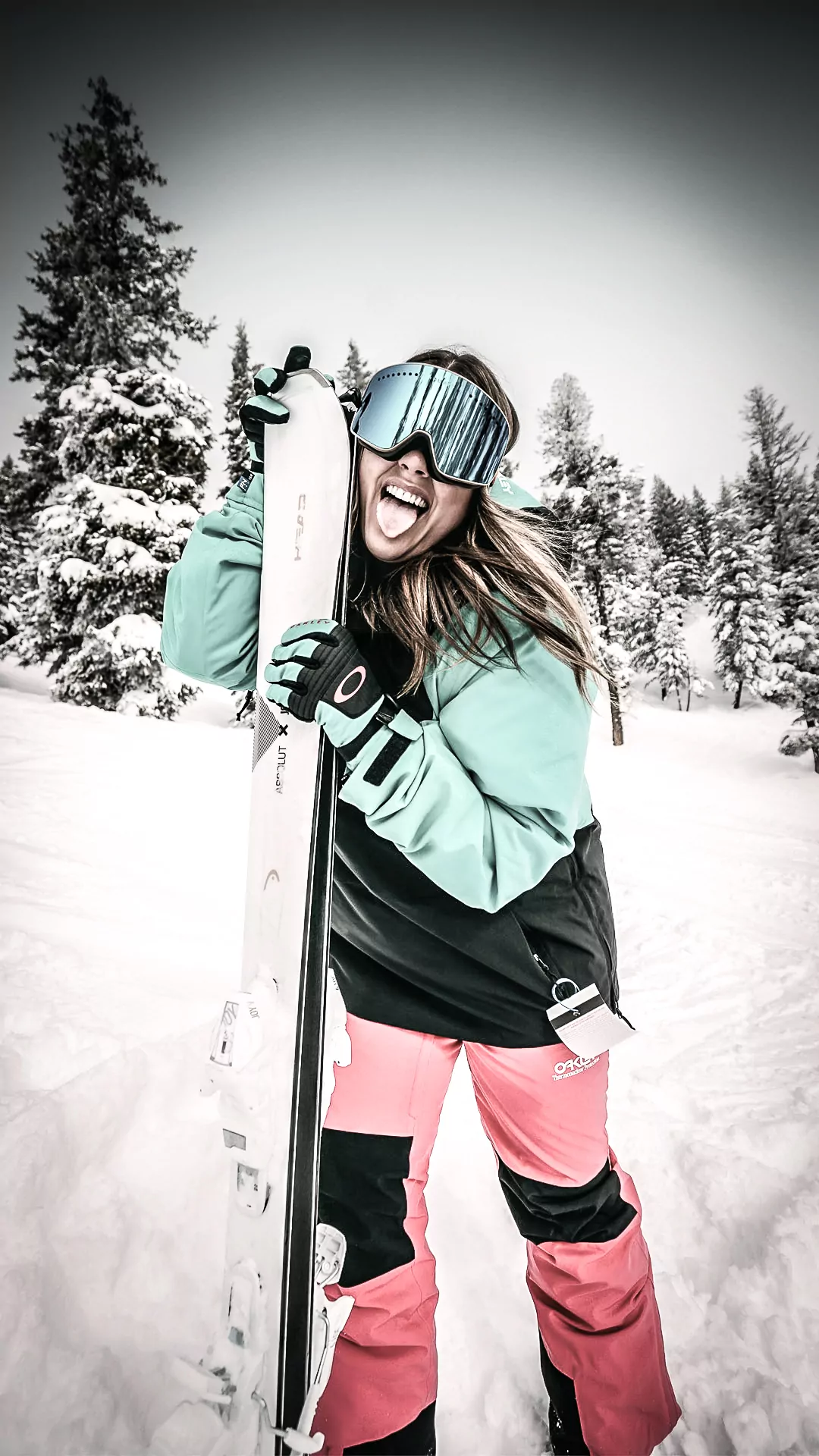 Frau beim Skifahren in der Ladyskiwoche im Rattersberghof in Grossarl