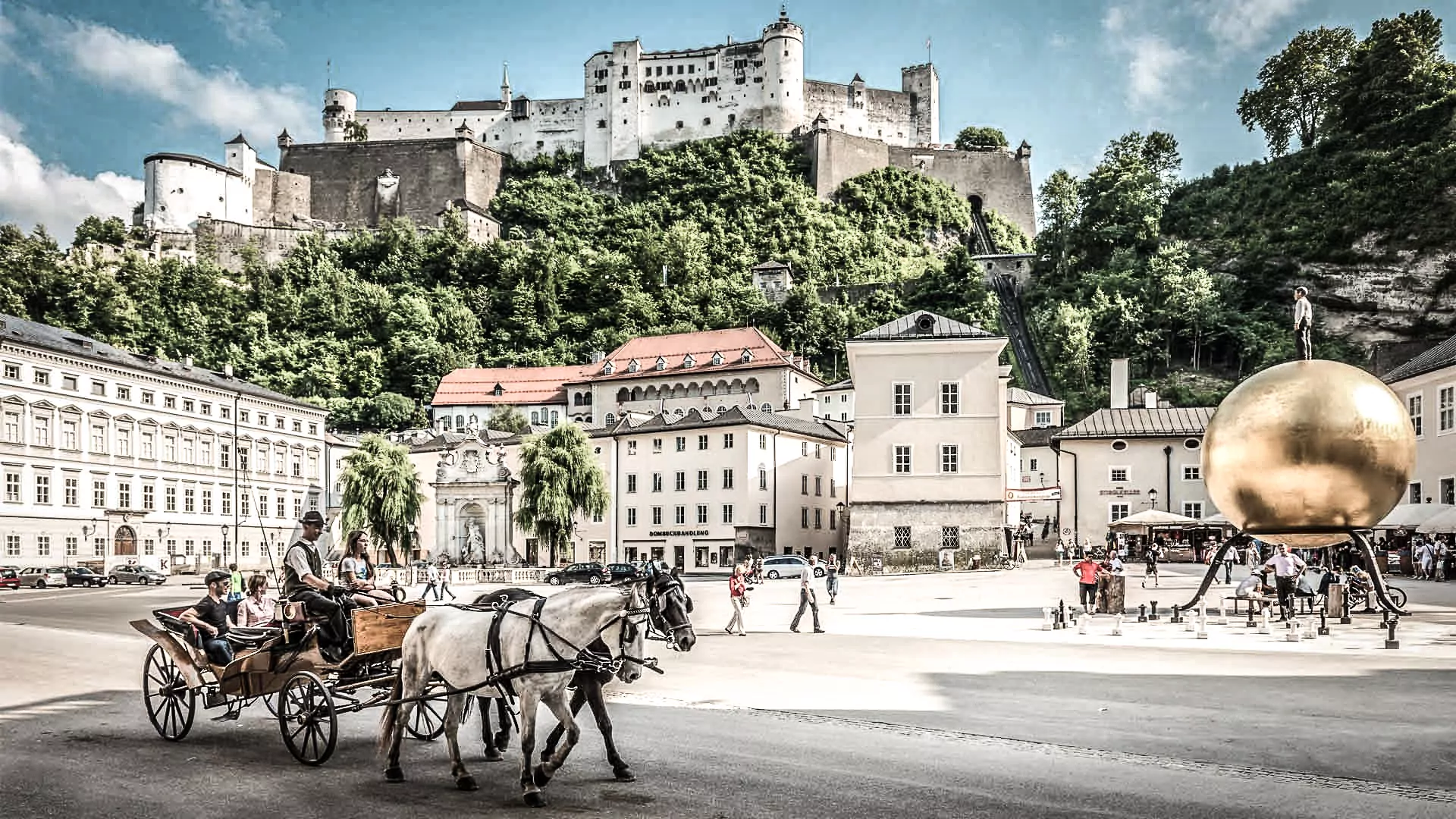 Kapitelplatz Salzburg mit Blick auf die Festung Hohen Salzburg als Ausflugsziel für Familienurlaub im 4 Sterne Hotel Rattersberghof