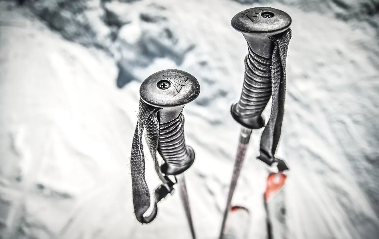 Skistöcke stecken im Schnee für Angebote im Skihotel Rattersberghof in Großarl