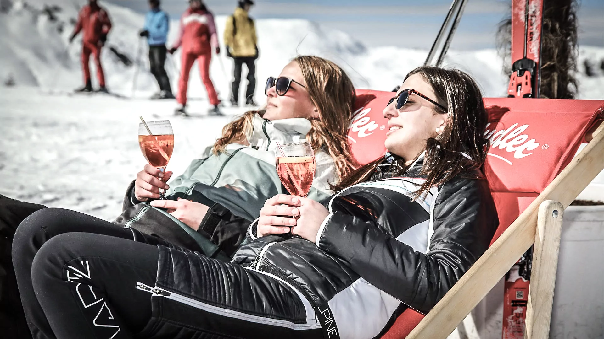 Zwei Damen genießen den Skiurlaub im Liegestuhl in der Sonne bei der Ladyskiwoche in Großarl im Rattersberghof